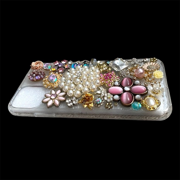 Pink and White Floral Vintage Jewelry iPhone 11 Pro Max Case - Picture 5 of 7